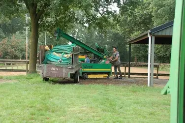 Kurstjens Brunnenbohrmaschine auf dem Weg zum Bohrort im Garten eines Kunden in Mittel-Limburg